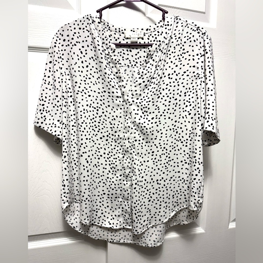 Kenar Black and White Spotted Blouse V neck short sleeve rounded bottom M